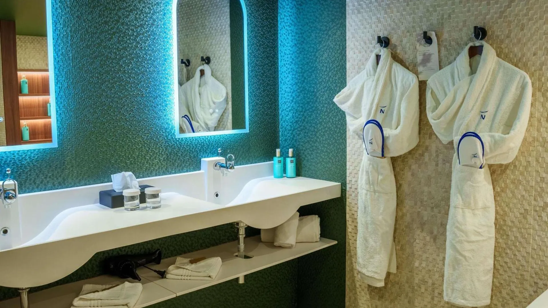 Novotel Avignon Nord 4*,